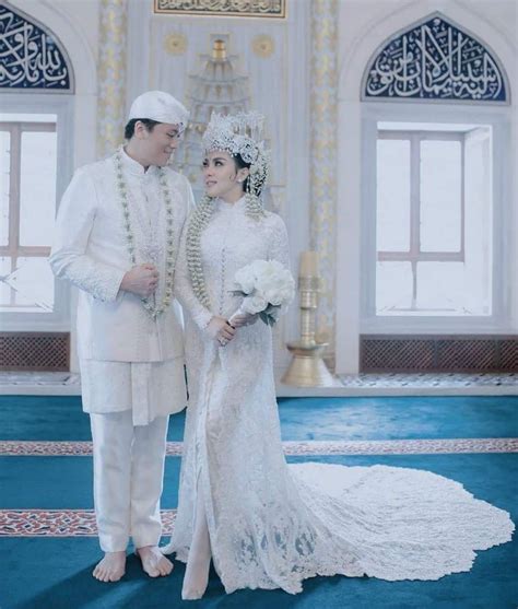 Umaiza moslem wear, sebuah toko fashion wanita yang menyediakan aneka baju muslim wanita, gamis syari polos, gamis syari pesta, gamis syari remaja, gamis. Pengantin Baju Akad Nikah Muslimah Simple | Jilbab Gallery