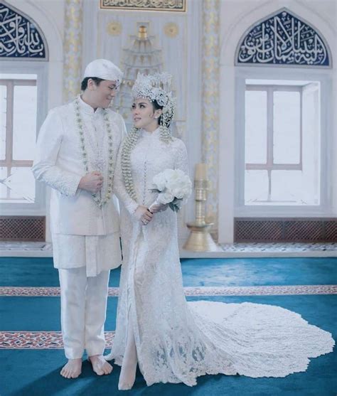 Karena tidak sedikit yang saat hari akad nikah malah grogi dan lupa. Baju akad nikah putih tema indonesia | Pernikahan, Pakaian ...