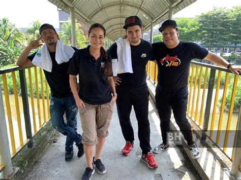 Listen every day to the songs of the 90s, modern malay, indonesian and english songs. Penyampai Geng Pagi Hot FM sahut cabaran bersih sungai ...