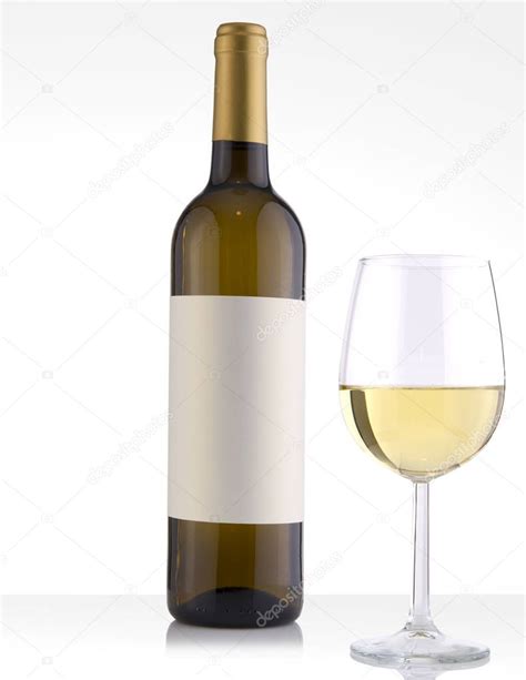 Bouteille De Vin Blanc Isol Dans Un Fond Blanc Et Verre Photographie