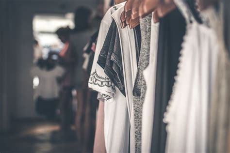 Cara Untuk Memakai Pakaian Hitam Putih Untuk Wanita Agar Tidak Terlihat Membosankan