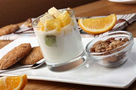 Telur merupakan makanan tinggi protein yang mudah kita temui, dan mudah kita dapat bahkan disukai oleh banyak orang. 8 Makanan untuk Sahur agar Anak Kuat Berpuasa | Popmama.com