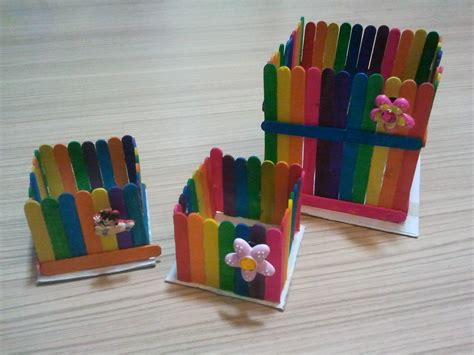 This should really be called a craft 101 opposed 101 crafts, as you will in fact find more than 101 kids crafts ideas here! Simple art and craft - Rainbow Box - Kids 'R' Simple