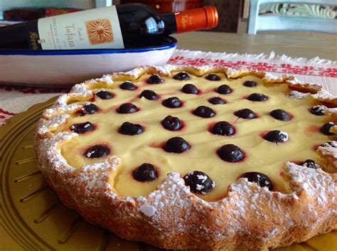 Scoprirete un croccante guscio di pasta frolla, una scioglievole crema e delle dolcissime amarene sciroppate incastonate all'interno. Crostata di ricotta e amarene - Le Meraviglie di CicettaLe ...