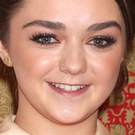 Maisie Williams Makeup Bronze Eyeshadow And Clear Lip Gloss Steal Her