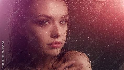 Video „beautiful Girl With Wet Hair Behind Glass Under Shower The Naked Girl Takes A Dush