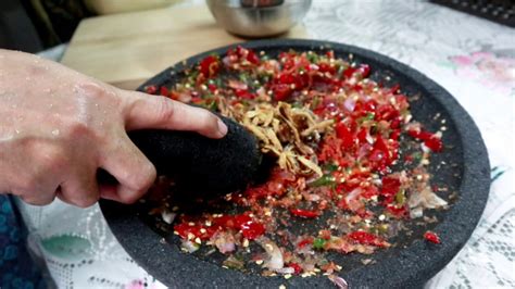 This delicious and aromatic sambal belacan is worth whipping out your pestle and mortar for. SAMBAL BELACAN MANGGA MELETUP | INTAI DAPUR - YouTube