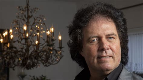 Hij zou namelijk te veel geld vragen. René Le Blanc fan? Bied dan nu mee op een privéconcert ...