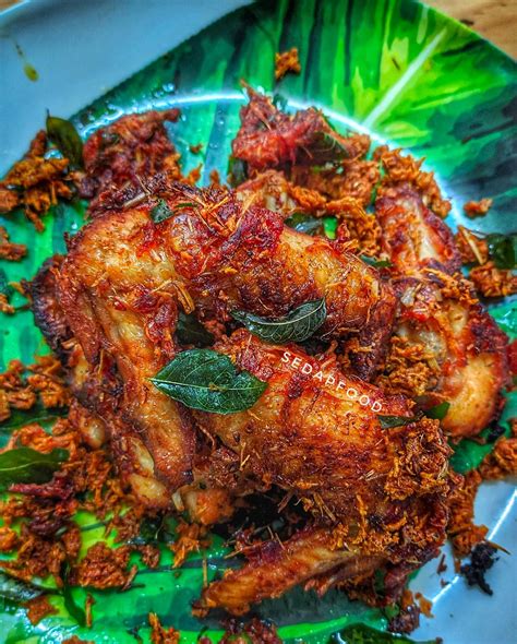 Ayam goreng berempah selalunya akan dinilai kesedapannya berdasarkan rempah yang digunakan dan kelambakkan serdak serdaknya. Resepi Ayam Goreng Berempah Serai Confirm Rangup Dan Sedap