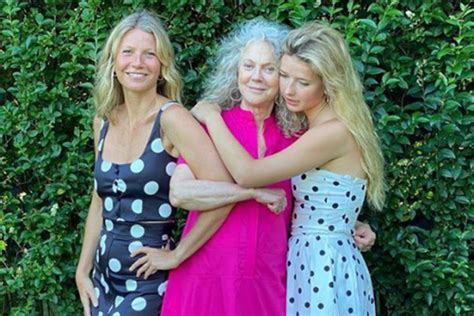 Gwyneth Paltrow 47 Poses For Sweet Snap With Mom Blythe Danner 77