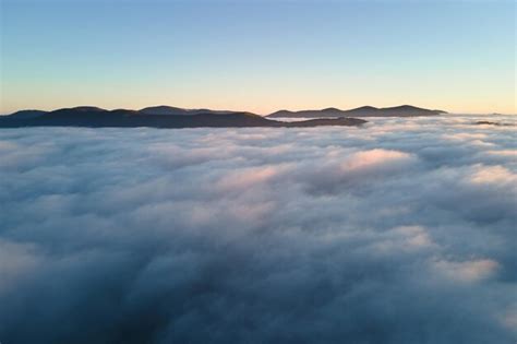 Vista Aérea Del Colorido Amanecer Sobre Una Densa Niebla Blanca Con