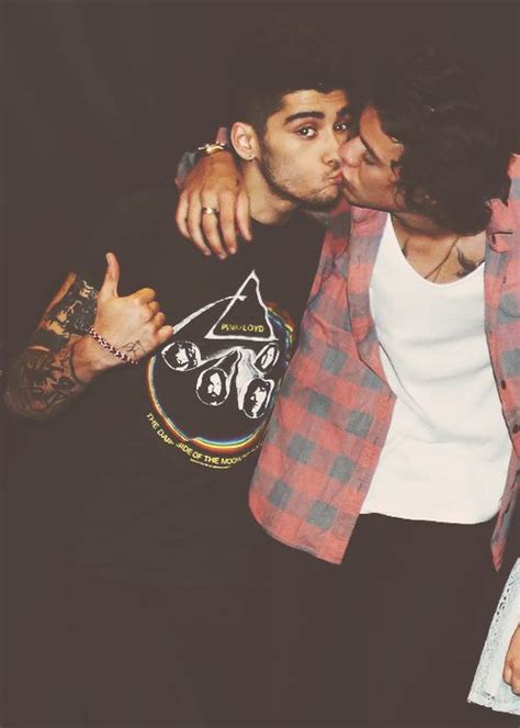 Zayn Malik And Harry Styles Kissing Aldos Board Pinterest Zayn