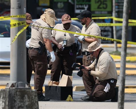 Miami Mass Shooting 2 Dead More Than 20 Hurt 125000 Reward Offered