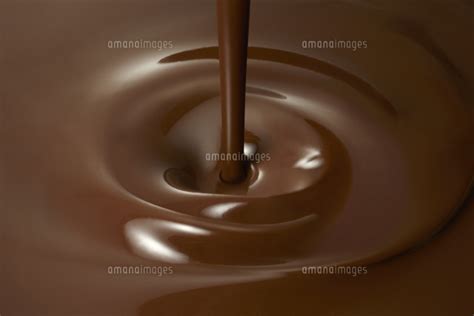 液体のチョコレートの中に垂れるチョコレート 10132108256 ｜ 写真素材・ストックフォト・画像・イラスト素材｜アマナイメージズ