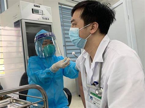 Tới giờ thấy hơi nhức bắp tay, đầu hơi lâng lâng. Chưa ghi nhận hiện tượng đông máu, Việt Nam vẫn tiếp tục ...