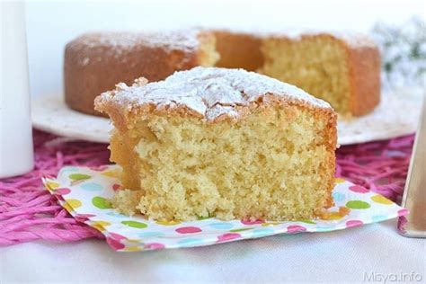 3 uova, 250 grammi di zucchero, la scorza di un limone o di un arancio, 130 grammi di olio, 130 grammi di acqua, 250 grammi di farina, 1 bustina lievito. Ciambellone soffice - Ricetta ciambellone all'acqua di Misya