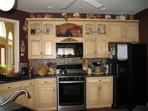Just tinker around and decorate keeping the black appliances as a focal point. kitchen with cream cabinets and black appliances | Kitchen ...