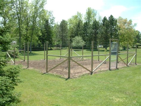 More and more businesses now understand the demand of how homeowners are trying to get rid of deer from their properties. Deer proof garden fencing ideas | Hawk Haven