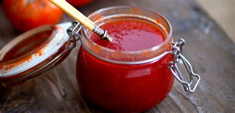 Vi basteranno 4 ingredienti ed un frullatore ad immersione, 10 minuti di pazienza e il gioco è fatto. Salsa ketchup veloce e fatta in casa - MangiaMondo