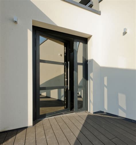 Porte vitrée avec volet à la provençale style typiquement provençal. Portes Aluminium | Porte d'entrée, Porte entree vitree ...