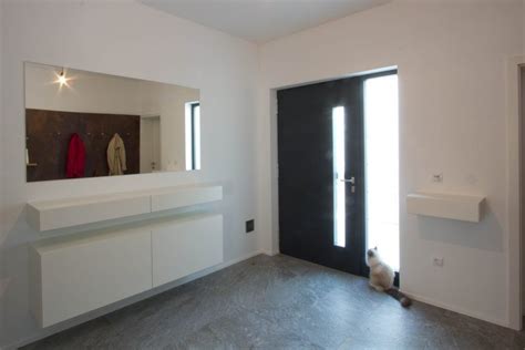 Slik matcher du garderoben til fargetrendene 2020. Garderobe Weiß Modern