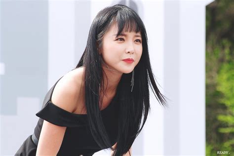 Hong jin young talked about her love line with kim jong kook.on april 16, hong jin young guested on sbs power fm's 'kim young chul's power… hong jin young replied, that's a story of the past. Hong Jin-Young's Bio - Sister, Plastic Surgery, Husband