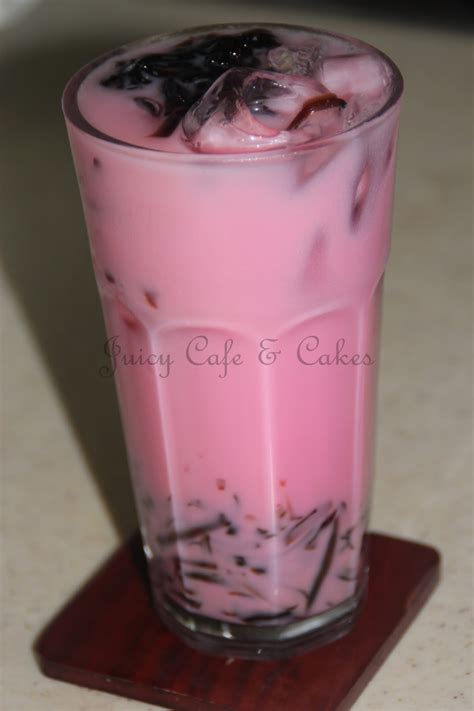 Kemudian jadilah air itu air sirap bandung cincau. JUICY CAFE: BANDUNG CINCAU