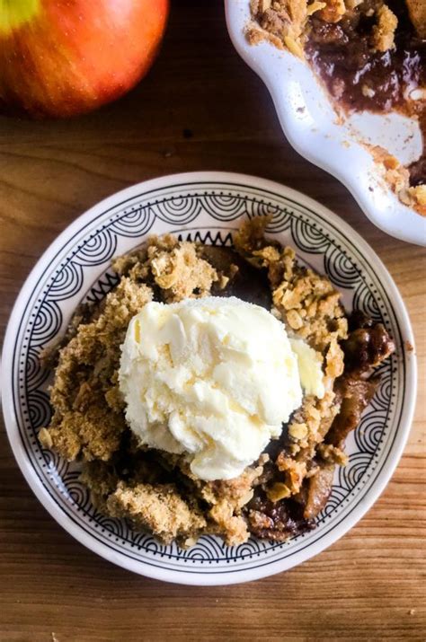 Old english crisp curly, crimped, wavy (of hair, wool, etc.) from latin crispus curled, wrinkled, having curly hair, from pie root by 1826 as overdone piece of anything cooked (as in burned to a crisp). Easy Apple Crisp Recipe| How to make Apple Crisp | Life's ...
