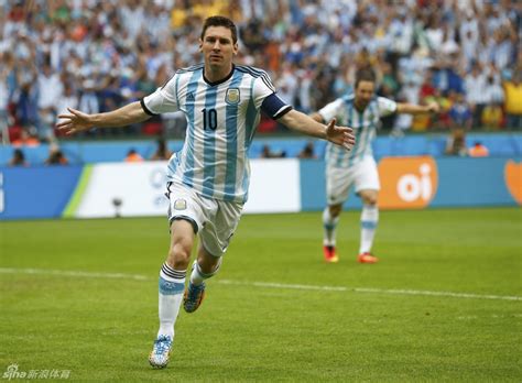 利昂内尔·安德烈斯·莱奥·梅西·庫西提尼（西班牙語：lionel andrés leo messi cuccittini，西班牙語發音： ljoˈnel anˈdɾes ˈmesi （ 聆聽）；1987年6月24日－），简称梅西，生于阿根廷圣菲省罗萨里奥，現時效力於西甲豪門巴塞隆拿. 阿根廷3-2尼日利亚携出线 梅西梅开二度进2球-阿根廷|梅西-每日甘肃-体育