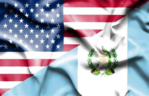 Bandera Ondeante De Guatemala Y Estados Unidos En Bandera