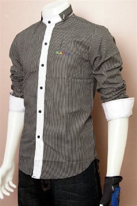 Kemeja adalah sejenis baju potongan barat yang berlengan panjang atau pendek yang biasanya dipakai oleh orang lelaki. bagi umam