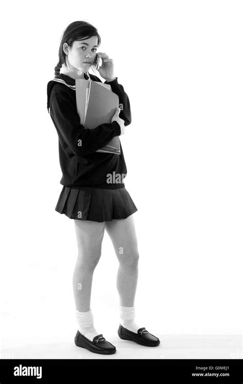 Mischlinge junge Frau in ein japanisches Schulmädchen Uniform gekleidet mit einem sehr kurzen