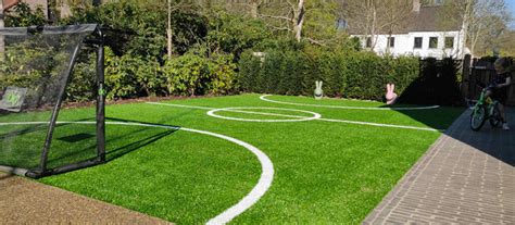 Doch nicht nur in der stadt ist das künstliche grün gefragt. Kunstrasen für einen Sportplatz im Garten - Top Green ...