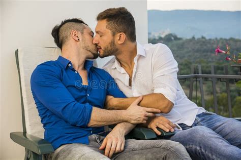 Homosexuelle Paare Auf St Hlen Am Balkon Stockbild Bild Von Stilvoll Verh Ltnis