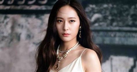 Entertainment in 2000 while on a family visit to korea, along with her sister. F(x) Krystal Looks Stunning In A Chinese Fashion Show ...