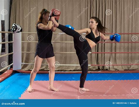 Kickboxingsmeisjes Het Sparring Stock Foto Image Of Kickboksen Doos