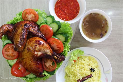 Selain panasnya merata, proses memasak dengan arang nasi goreng ayam keju (rp 21.000) jadi salah satu menu yang banyak dipesan dan populer di sini. Resipi: Resepi Nasi Ayam Sedap