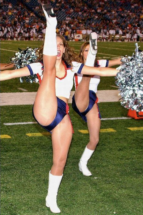 Candid Cheerleaders Flashing Pussy