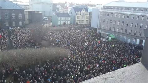 Panama Papers Iceland Pm Gunnlaugsson Refuses To Resign Over Tax Leaks Protesters Take To