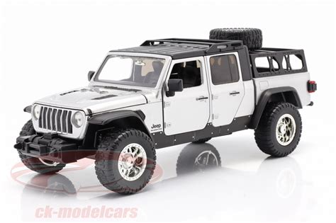 Fast & furious is a franchise known for the action, drama, explosions, out of control stunts and gorgeous cars! Jadatoys 1:24 Jeep Gladiator anno 2020 Fast & Furious 9 ...