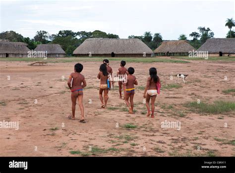 Brazilian Tribe Girls Fotografías E Imágenes De Alta Resolución Alamy