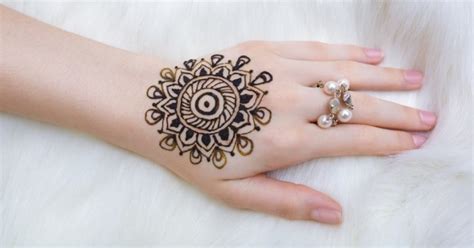 Henna fun ini biasa di pakai untuk berbagai acara seperti wisuda, selamatan, pernikahan, pertunangan, pesta, ulang tahun, fasion, acara kantor dan lainnya. 15 Model Henna Tangan Simple Untuk Pemula - Bagaimanacaraa