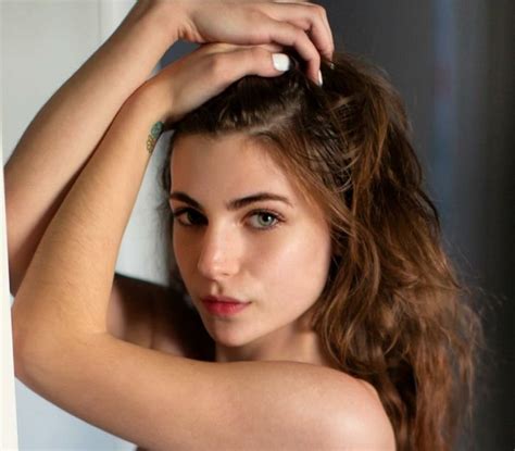 Model Claims She Was Banned From Dating App As Shes Too Hot For Tinder Thatviralfeed