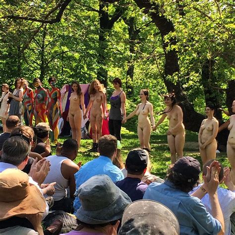 femmes nues jouent Shakespeare à Central Park New York