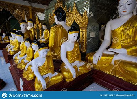 Templos Budistas En Yangon Santuarios Del Budismo Fotografía editorial