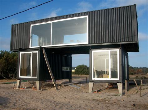 Situada en las afueras de lille, en francia, ha sido diseñada por el arquitecto patrick partouche. Marina Vanni: Casa a base de containers