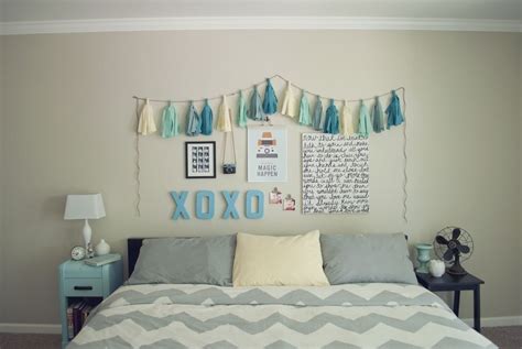 In a child's bedroom, mix timeless artwork with fun, youthful wall decor. 20 Great Wall Decor Ideas For Your Bedroom