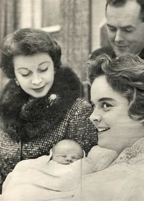 Vivien Leigh With Her Daughter Suzanne Son In Law Robin Farrington And Newborn Grandson Rupert