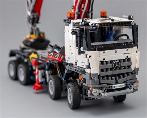 Lego Technic Hub 42043 Mercedes Benz Arocs 3245 First Review By