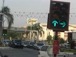 Maybe you would like to learn more about one of these? Berhenti dekat traffic light, aircond kereta jadi tak ...